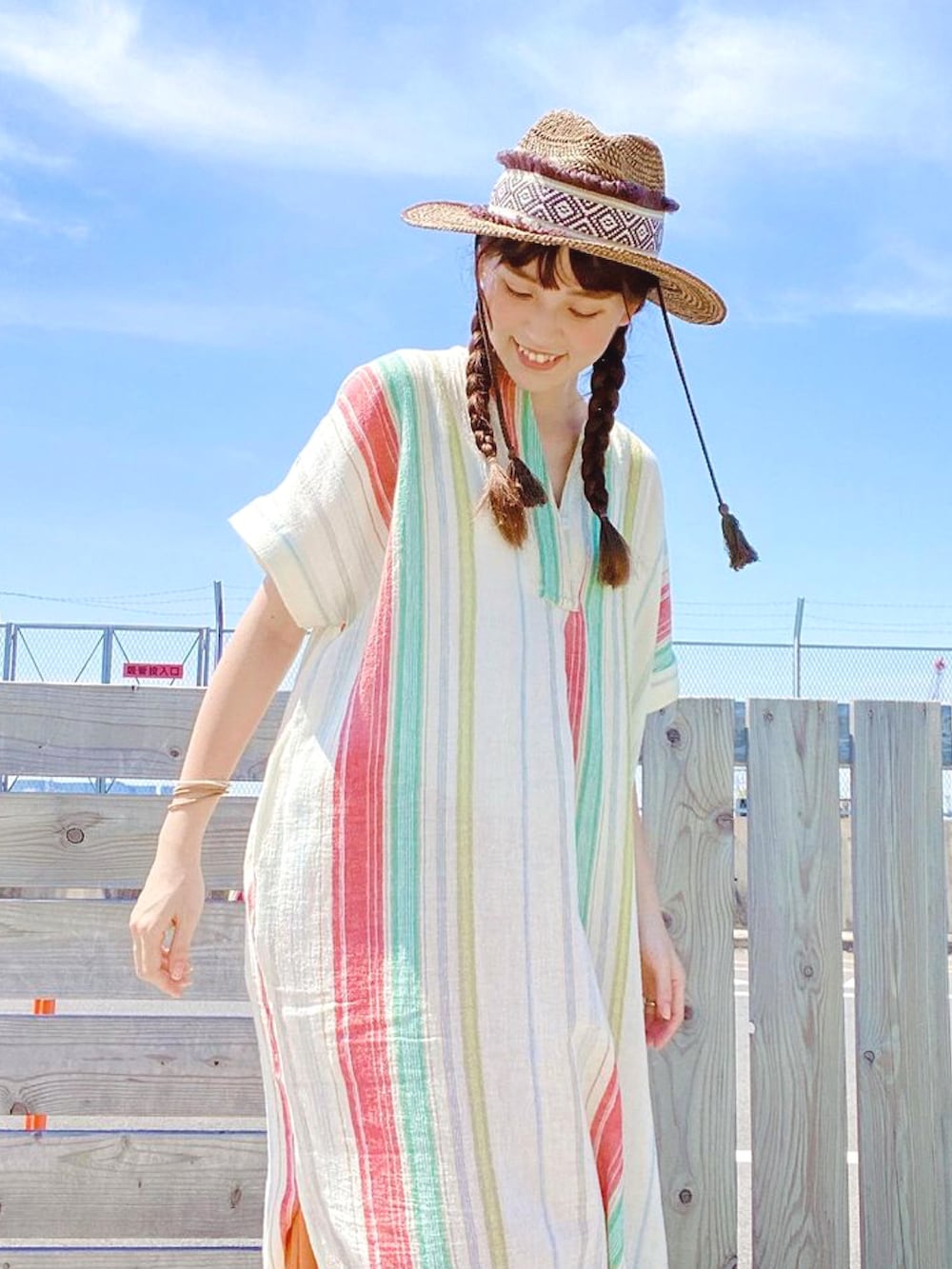 ホワイト系のワンピース、オレンジ系のその他パンツ、ブラウン系のハットを着用したレディースの夏コーディネートの2枚目の写真