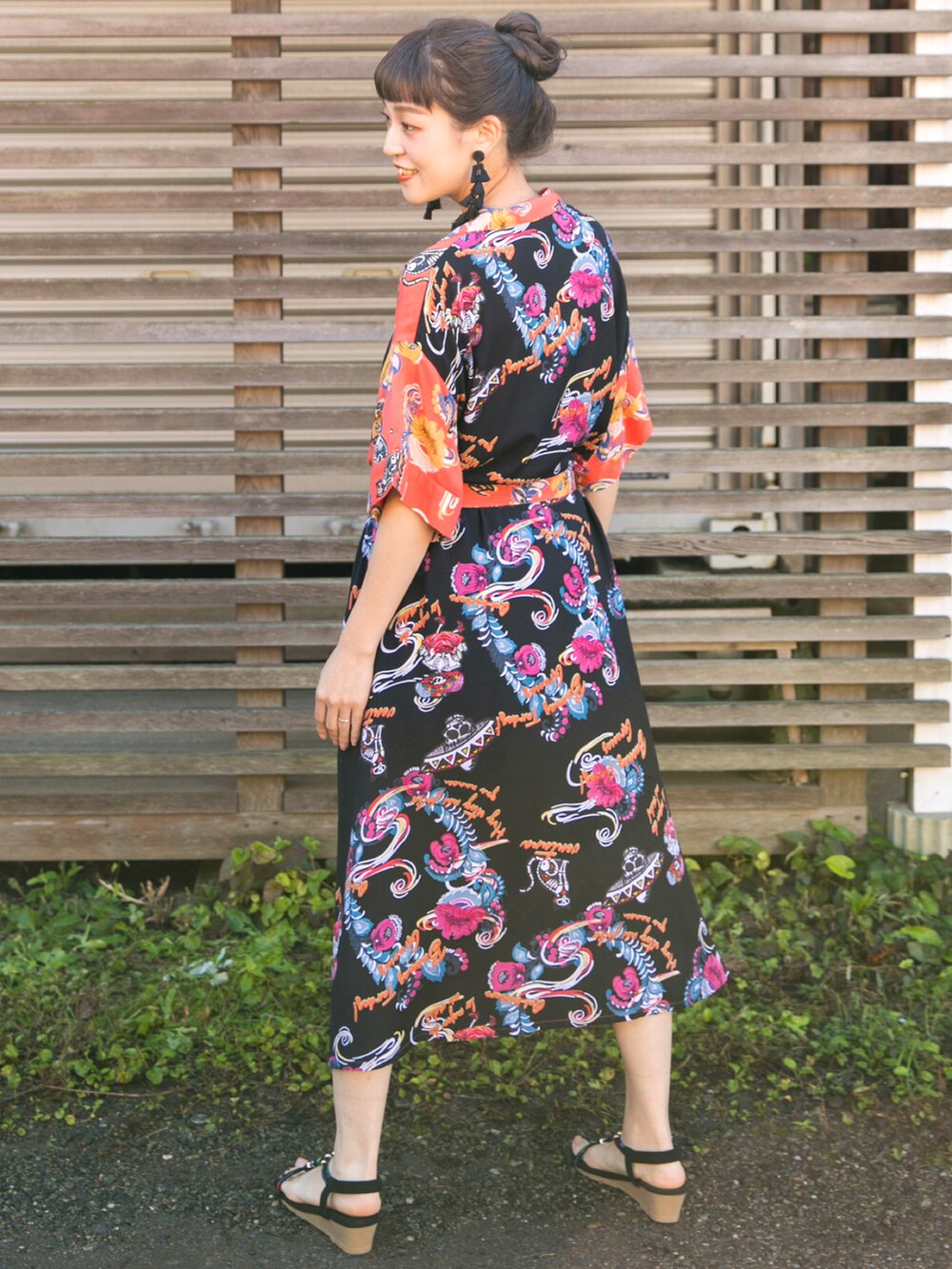 その他のシャツワンピース、ブラック系のサンダル、ホワイト系のシャツ/ブラウスを着用したレディースの春コーディネートの3枚目の写真