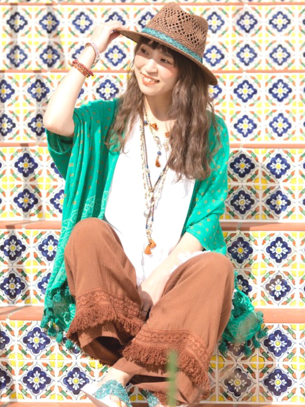 グリーン系のカーディガン/ボレロ、ホワイト系のタンクトップ、ブラウン系のその他パンツを着用したレディースの夏コーディネートの3枚目の写真