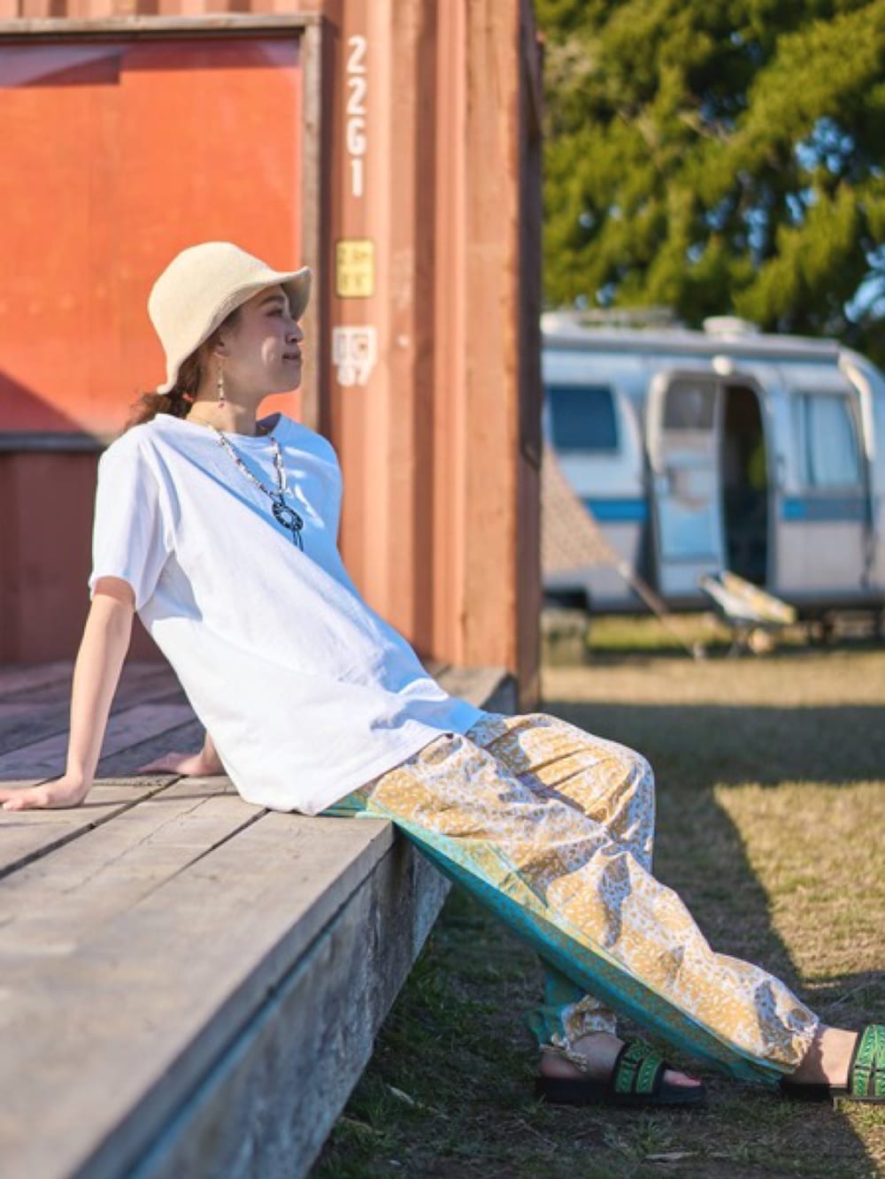 ホワイト系のTシャツ/カットソー、ホワイト系のその他パンツ、ブラック系のサンダルを着用したレディースの夏コーディネートの2枚目の写真