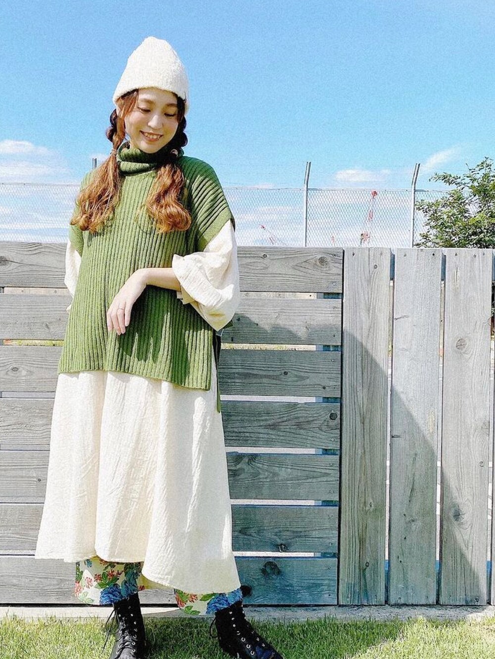 グリーン系のニット/セーター、ホワイト系のシャツワンピース、ベージュ系のその他パンツを着用したレディースの秋コーディネートの2枚目の写真