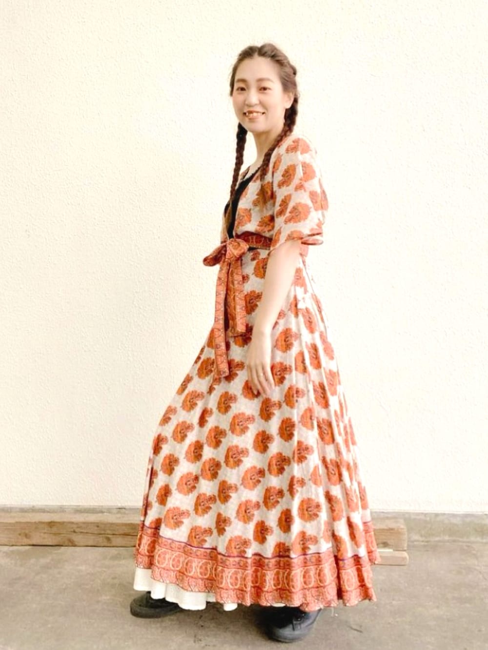 ホワイト系のカーディガン/ボレロ、ブラック系のキャミソール、ホワイト系のスカートを着用したレディースの春コーディネートの2枚目の写真