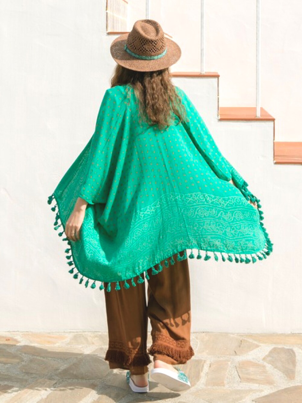 グリーン系のカーディガン/ボレロ、ホワイト系のタンクトップ、ブラウン系のその他パンツを着用したレディースの夏コーディネートの2枚目の写真