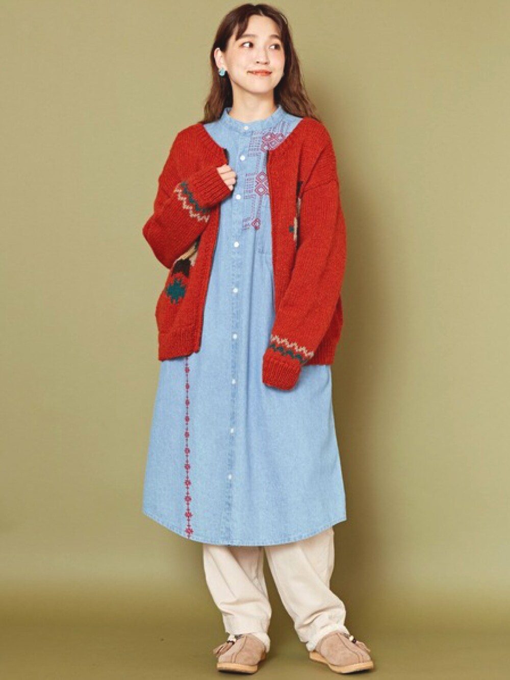 ブラウン系のカーディガン/ボレロ、ブルー系のシャツワンピース、ベージュ系のその他シューズを着用したレディースの冬コーディネートの3枚目の写真