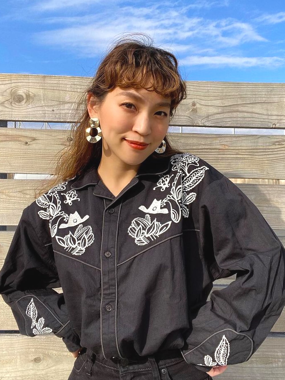 ブラック系のシャツ/ブラウスを着用したレディースの冬コーディネートの3枚目の写真