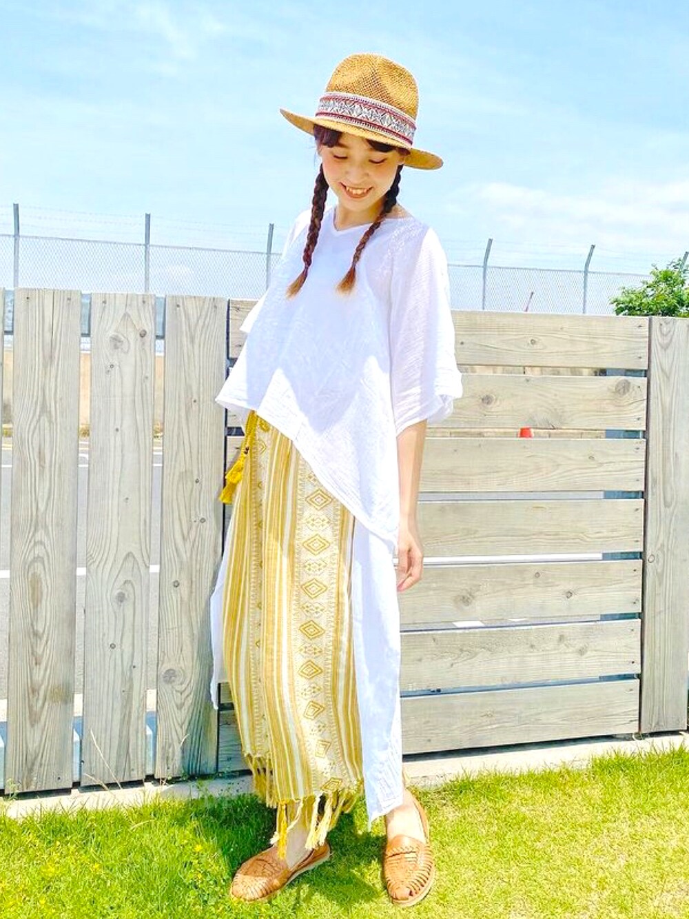 ホワイト系のワンピース、イエロー系のその他パンツ、ブラウン系のハットを着用したレディースの夏コーディネートの2枚目の写真