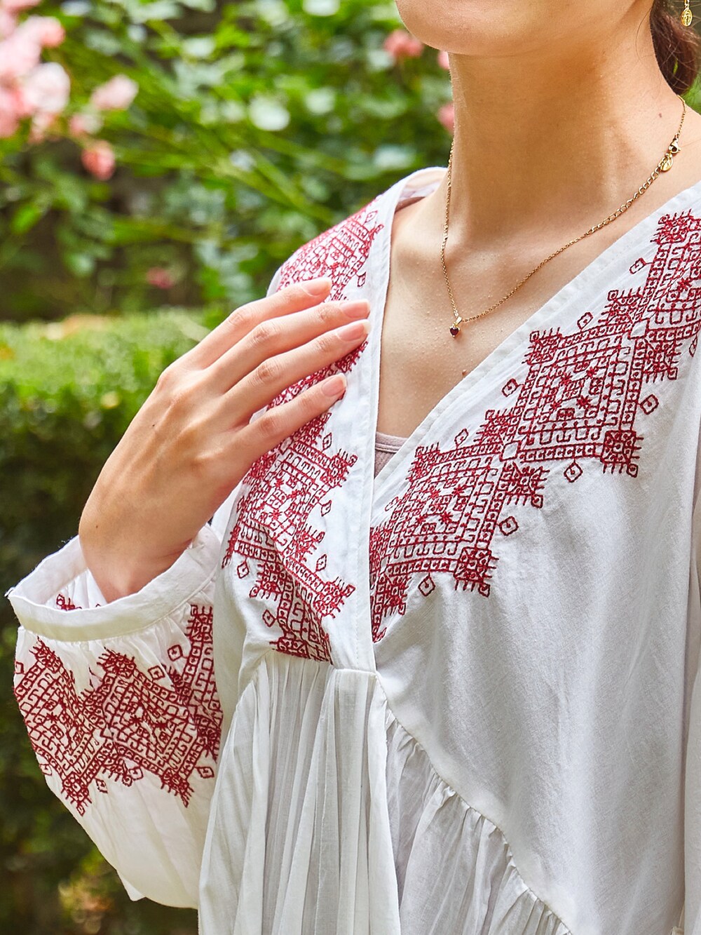 ホワイト系のその他トップス、レッド系のその他パンツ、その他のピアス（両耳用）を着用したレディースの夏コーディネートの3枚目の写真