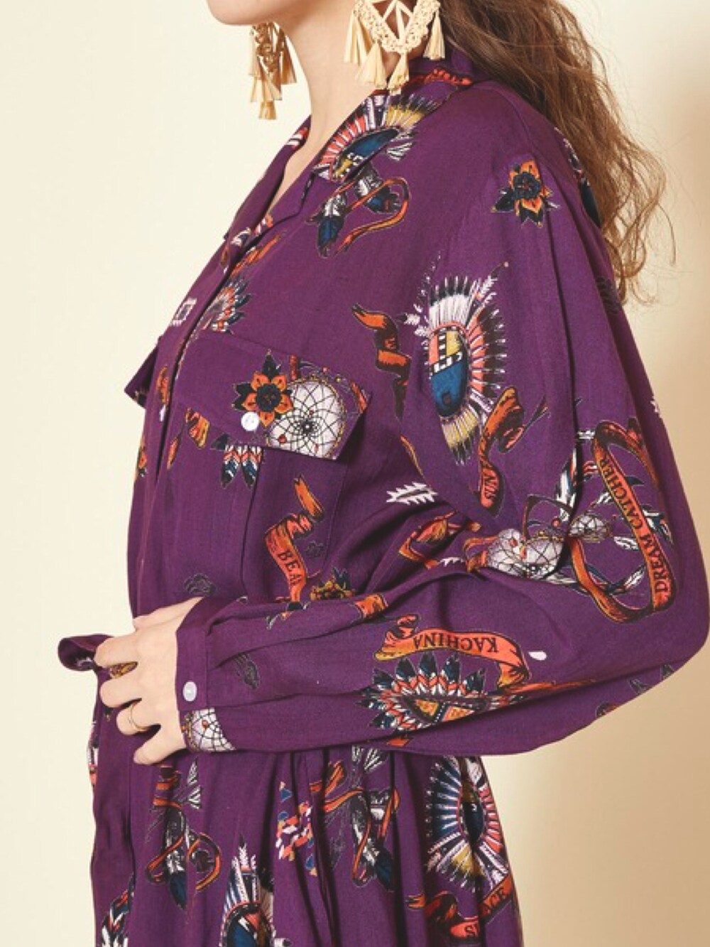 パープル系のシャツワンピース、イエロー系のその他シューズ、ベージュ系のピアス（両耳用）を着用したレディースの春コーディネートの4枚目の写真