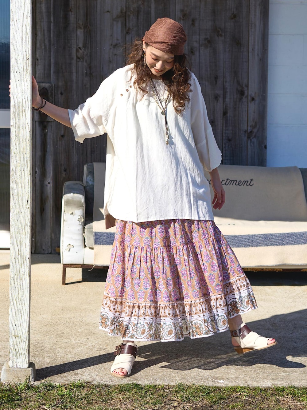 ベージュ系のスカート、ホワイト系のサンダル、ブラウン系のストール/ショールを着用したレディースの夏コーディネートの3枚目の写真