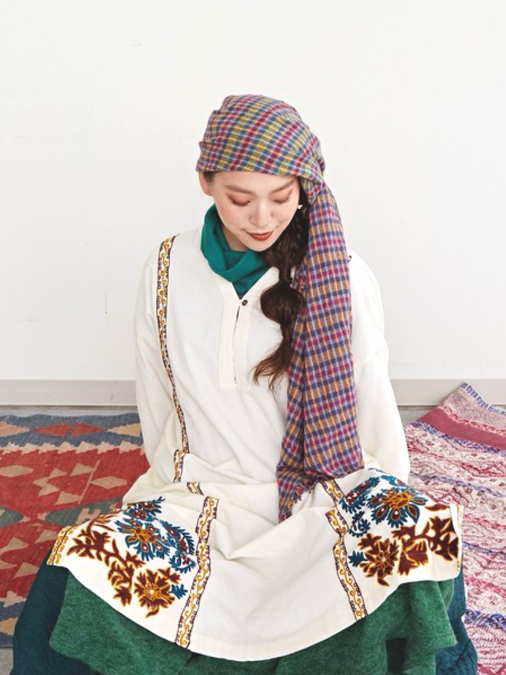 ホワイト系のワンピース、グレー系のその他トップス、グリーン系のスカートを着用したレディースの冬コーディネートの3枚目の写真