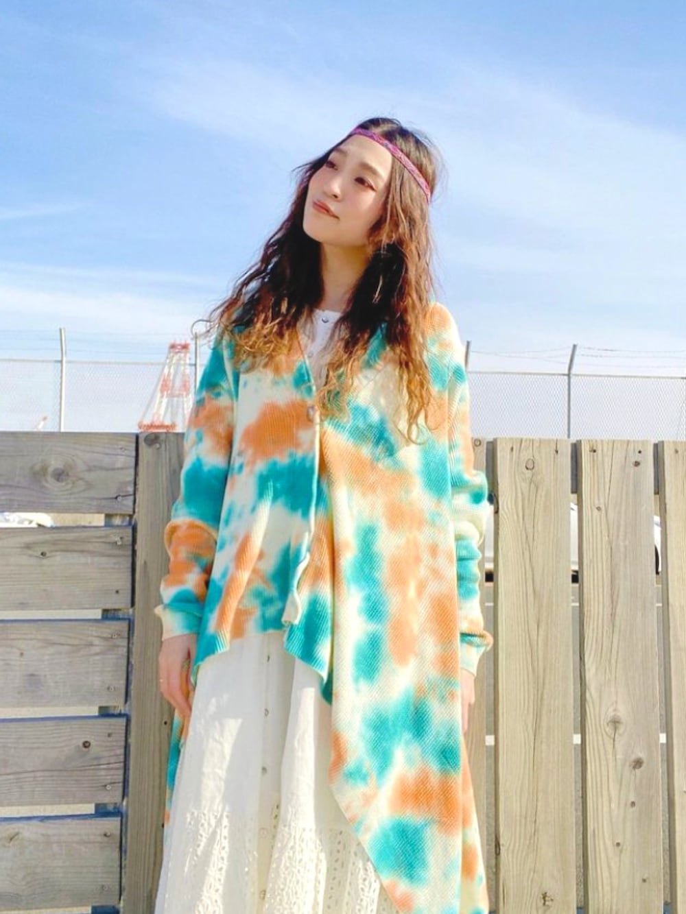 ブルー系のカーディガン/ボレロ、ホワイト系のワンピース、ピンク系のその他ヘアアクセサリーを着用したレディースの春コーディネートの2枚目の写真