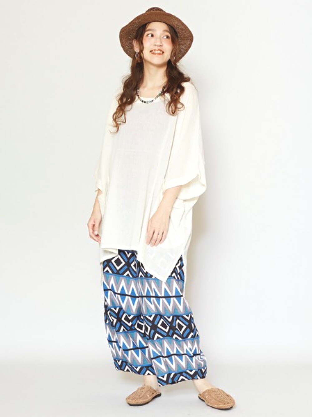 ブラック系のサロペット/オーバーオール、イエロー系のサンダル、グレー系のTシャツ/カットソーを着用したレディースの夏コーディネートの2枚目の写真