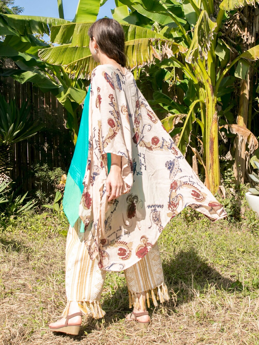 ベージュ系のカーディガン/ボレロ、イエロー系のその他パンツ、ブラウン系のサンダルを着用したレディースの春コーディネートの2枚目の写真