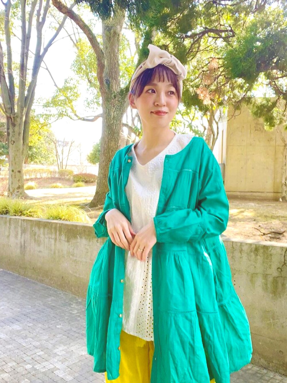 グリーン系のその他トップス、イエロー系のその他パンツ、グレー系のスニーカーを着用したレディースの春コーディネートの3枚目の写真