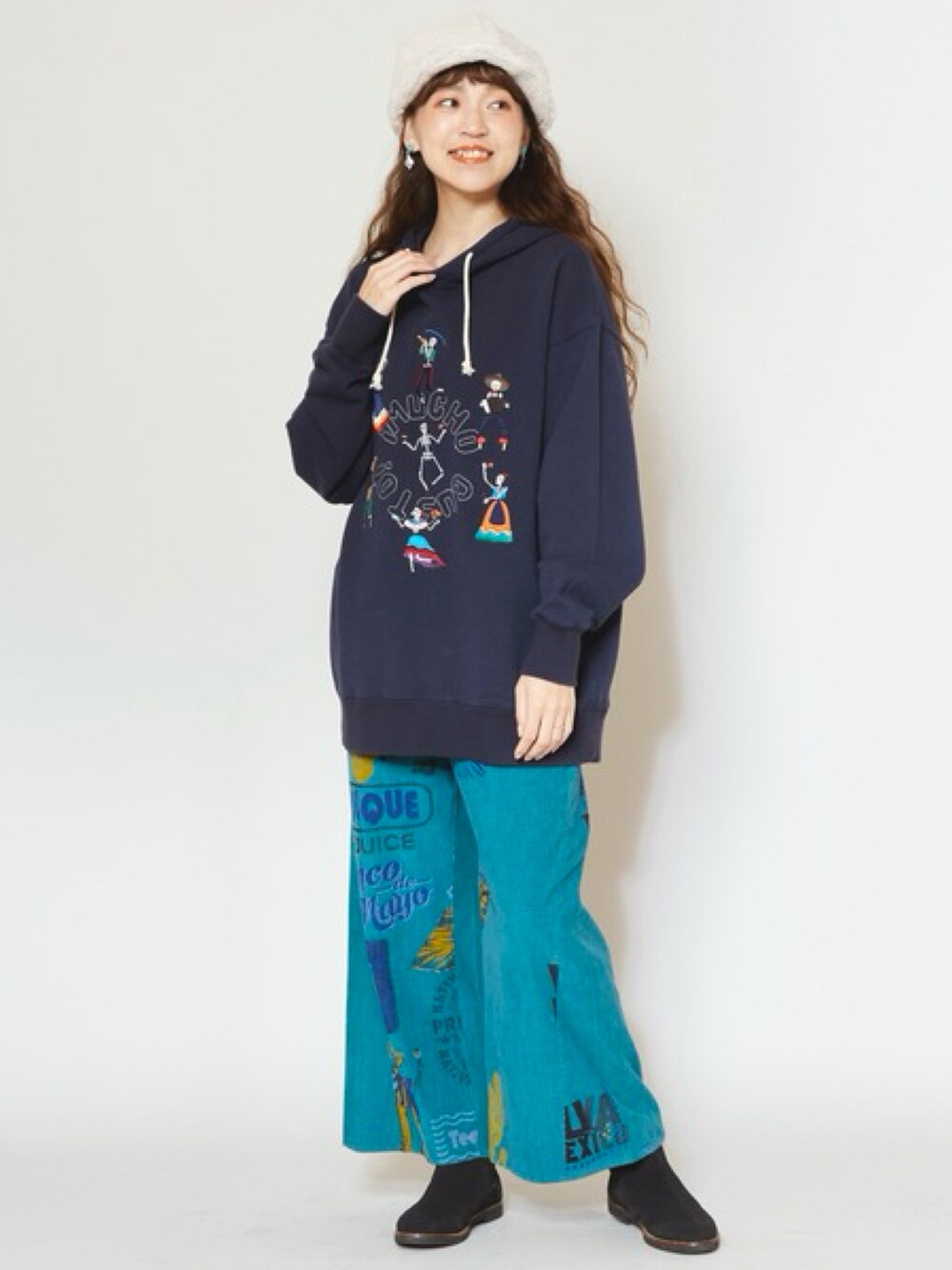 ブルー系のパーカー、ブルー系のその他パンツ、ブラック系のブーツを着用したレディースの秋コーディネートの2枚目の写真