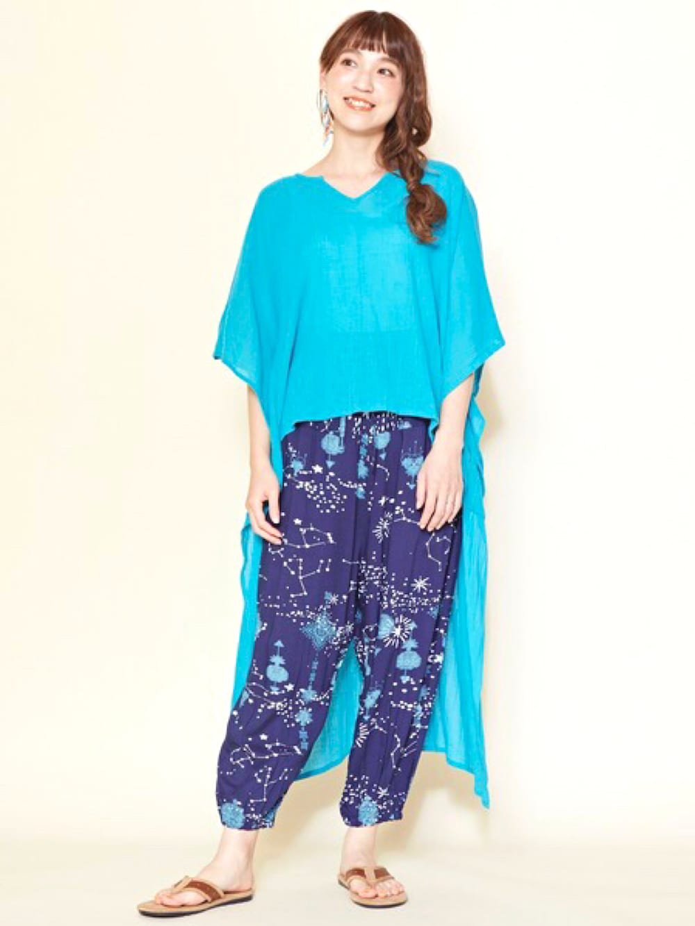 ブルー系のワンピース、ブルー系のその他パンツ、イエロー系のサンダルを着用したレディースの夏コーディネートの2枚目の写真