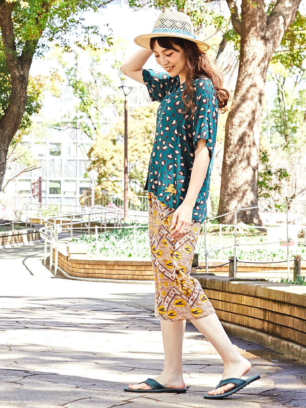 グリーン系のシャツ/ブラウス、イエロー系のその他パンツ、ブルー系のサンダルを着用したレディースの夏コーディネートの2枚目の写真