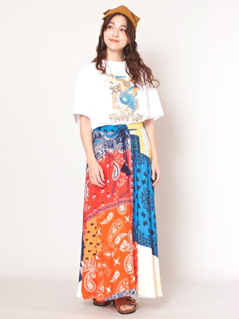 その他のスカート、ホワイト系のTシャツ/カットソー、イエロー系のサンダルを着用したレディースの春コーディネートの2枚目の写真