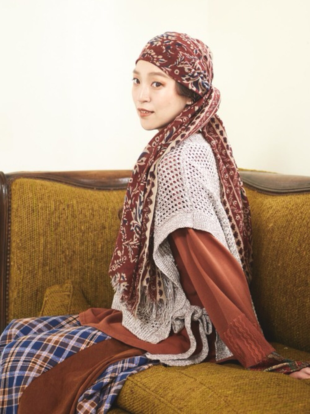 ベージュ系のニット/セーター、ブラウン系のTシャツ/カットソー、ブルー系のスカートを着用したレディースの秋コーディネートの2枚目の写真