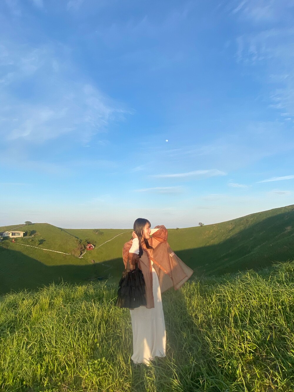 ブラウン系のシャツ/ブラウス、ホワイト系のスカート、ホワイト系のTシャツ/カットソーを着用したレディースの春コーディネートの2枚目の写真