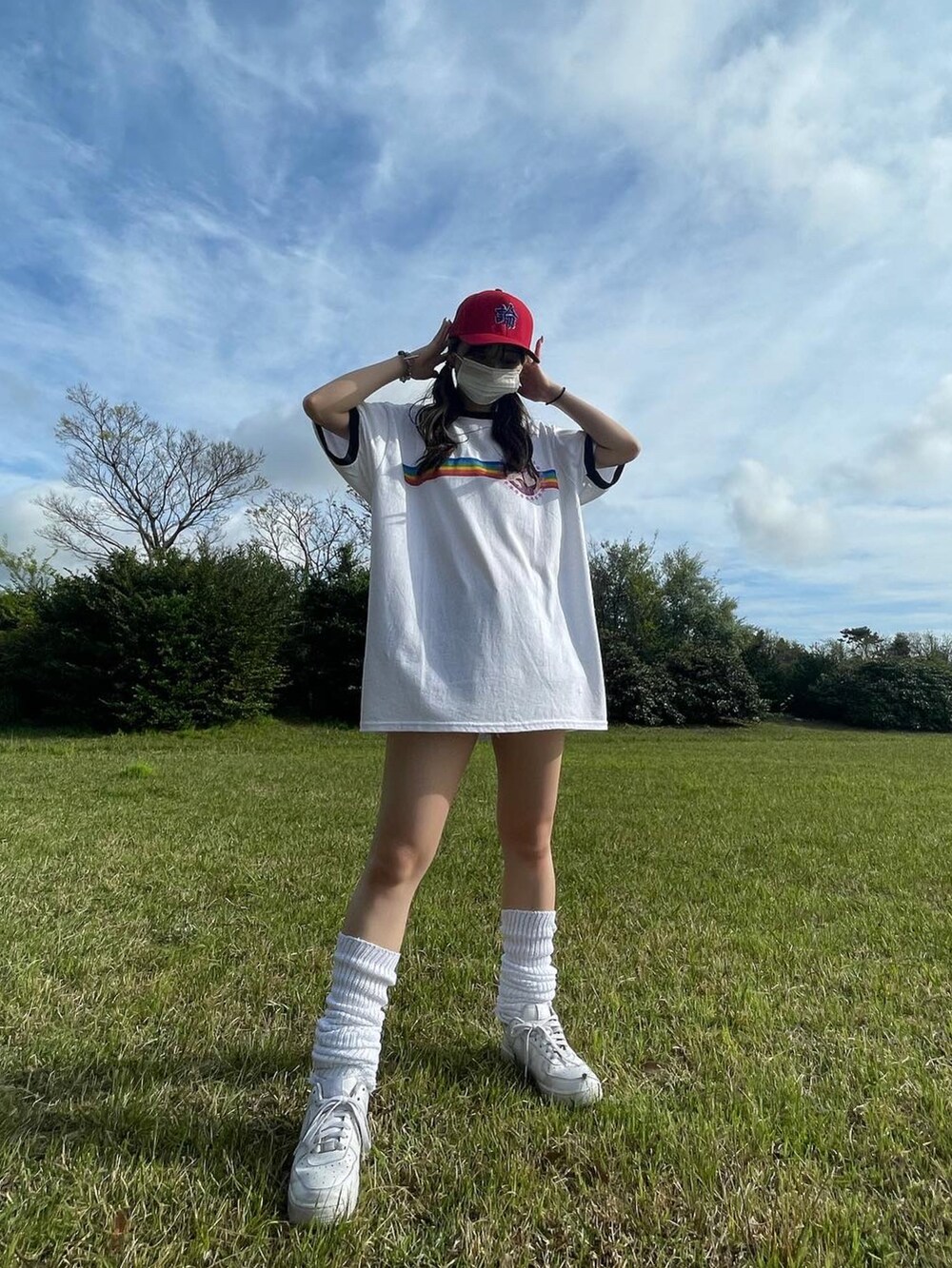 「春コーデ、ラフ、今日のコーデ、休日スタイル、ストリートコーデ、カジュアル、ストリートファッション、Tシャツ、LONELY 論理」｜「LONELY/論理のLONELY論理/ロンリー/グラフィックプリントリンガーTシャツ/RainbowSex TrimTee（Tシャツ/カットソー、ブラック系）」を使った、moneさん（レディース・160cm）の春コーディネートの2枚目の写真