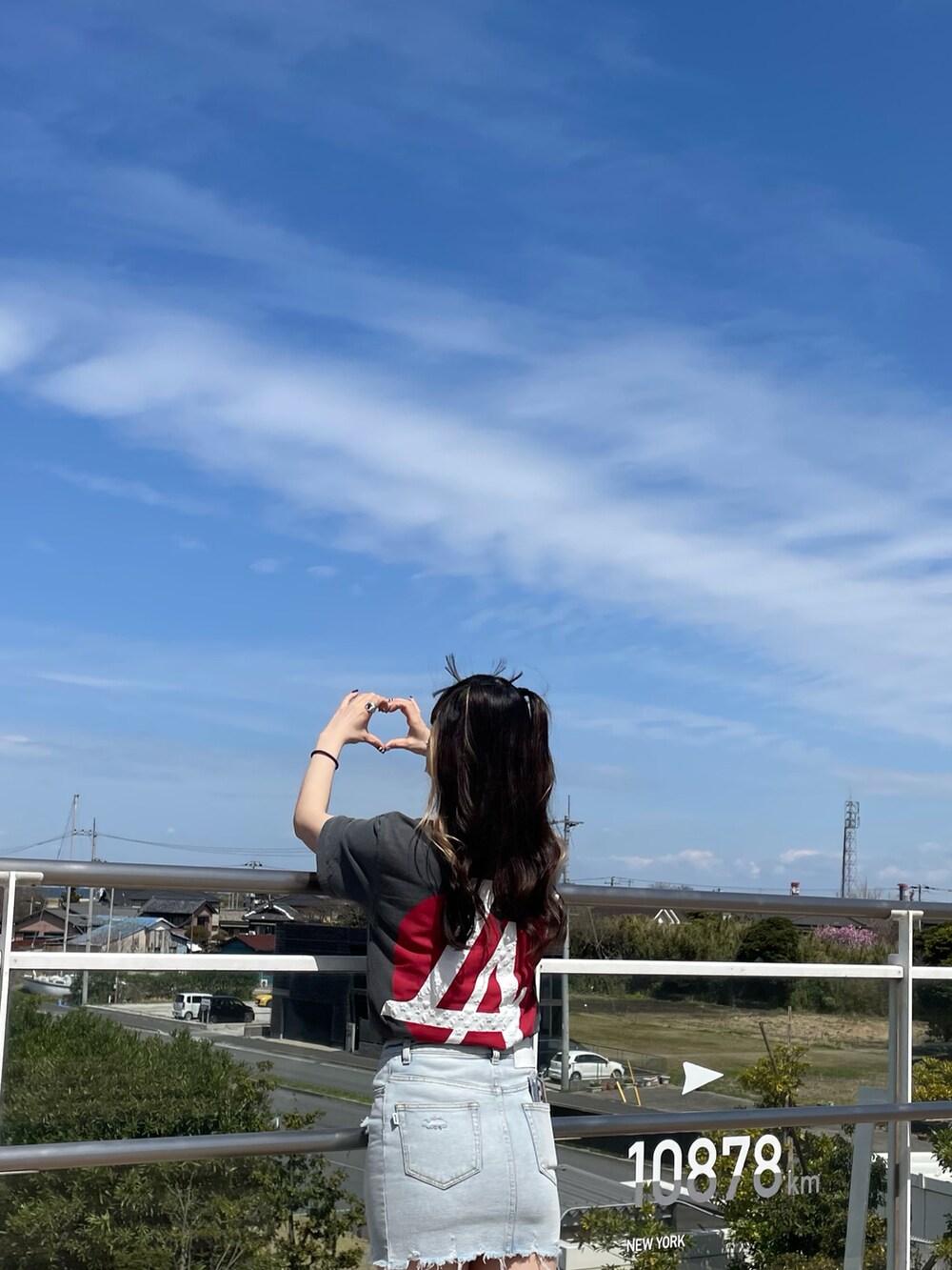 「はるコーデ、今日のコーデ、デニムスカート、ストリート、休日スタイル、ootd、studmuffin、夏コーデ、Tシャツ」｜「studmuffinのアイテム（Tシャツ/カットソー、グレー系）」を使った、moneさん（レディース・160cm）の春コーディネートの2枚目の写真