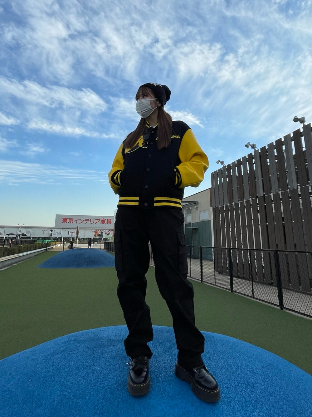 「春コーデ、ラフ、今日のコーデ、休日スタイル、ストリート、afewgoodkids、カーゴパンツ」｜「LUSORのLUSOR（ルーソル）サテンストレッチカーゴパンツ（カーゴパンツ、ブラック系）」を使った、moneさん（レディース・160cm）の春コーディネートの2枚目の写真