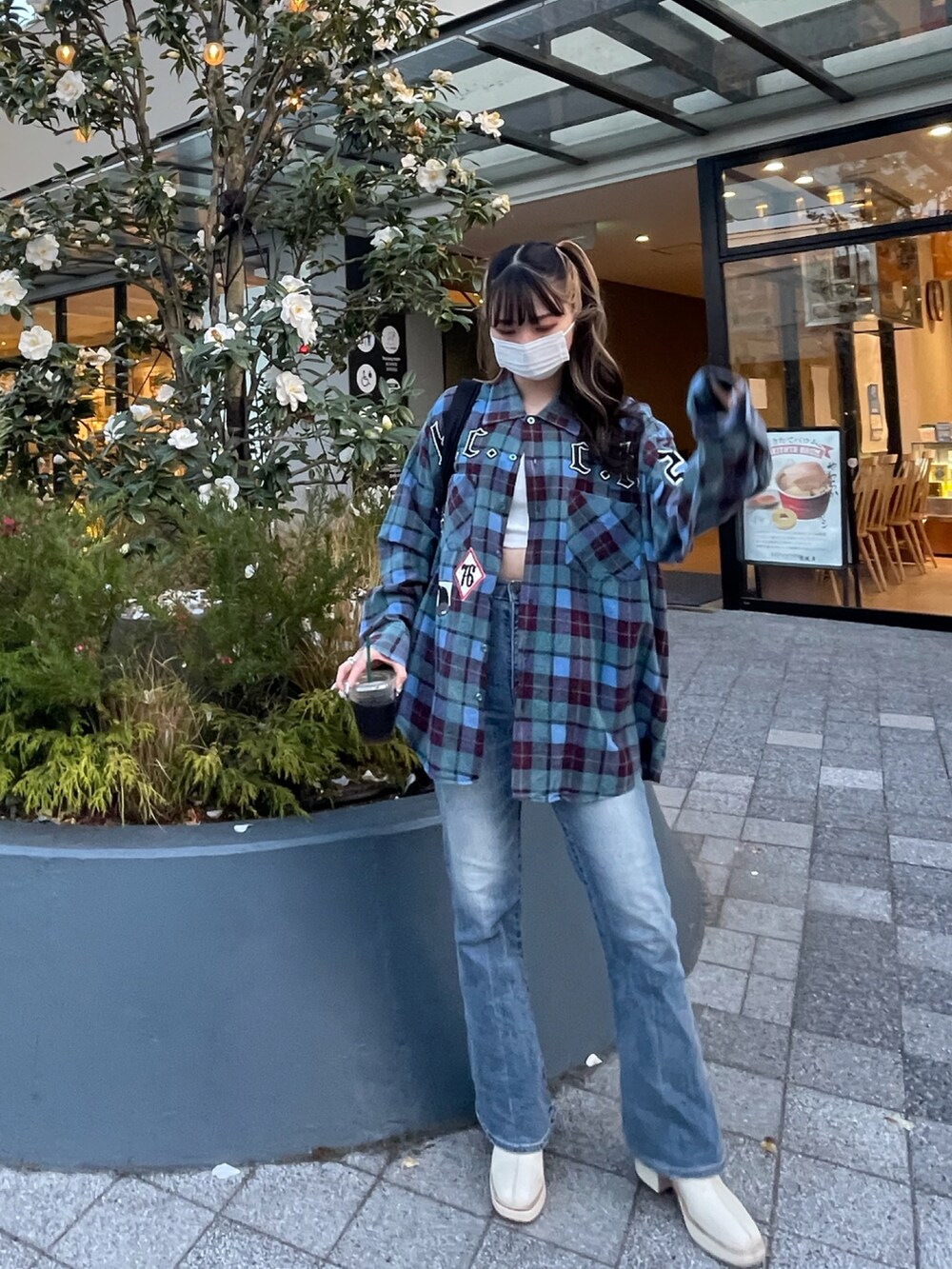 「カジュアル、お出かけコーデ、休日スタイル、春コーデ、今日のコーデ、ootd、シャツスタイル、ストリート、デニムパンツ、ラフ」｜「blackmeansのアイテム（シャツ/ブラウス、ブルー系）」を使った、moneさん（レディース・160cm）の春コーディネートの2枚目の写真