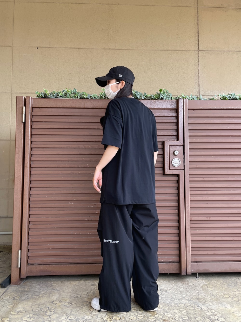「夏コーデ、休日コーデ、ラフ、今日のコーデ、ワントーンコーデ、パンツスタイル、ootd、whiteland、ストリート」｜「WHITELANDのWHITELAND/ホワイトランド/PLWL　ｽﾌﾟﾚｰﾛｺﾞ　TEE（Tシャツ/カットソー、ブラック系）」を使った、moneさん（レディース・160cm）の夏コーディネートの2枚目の写真