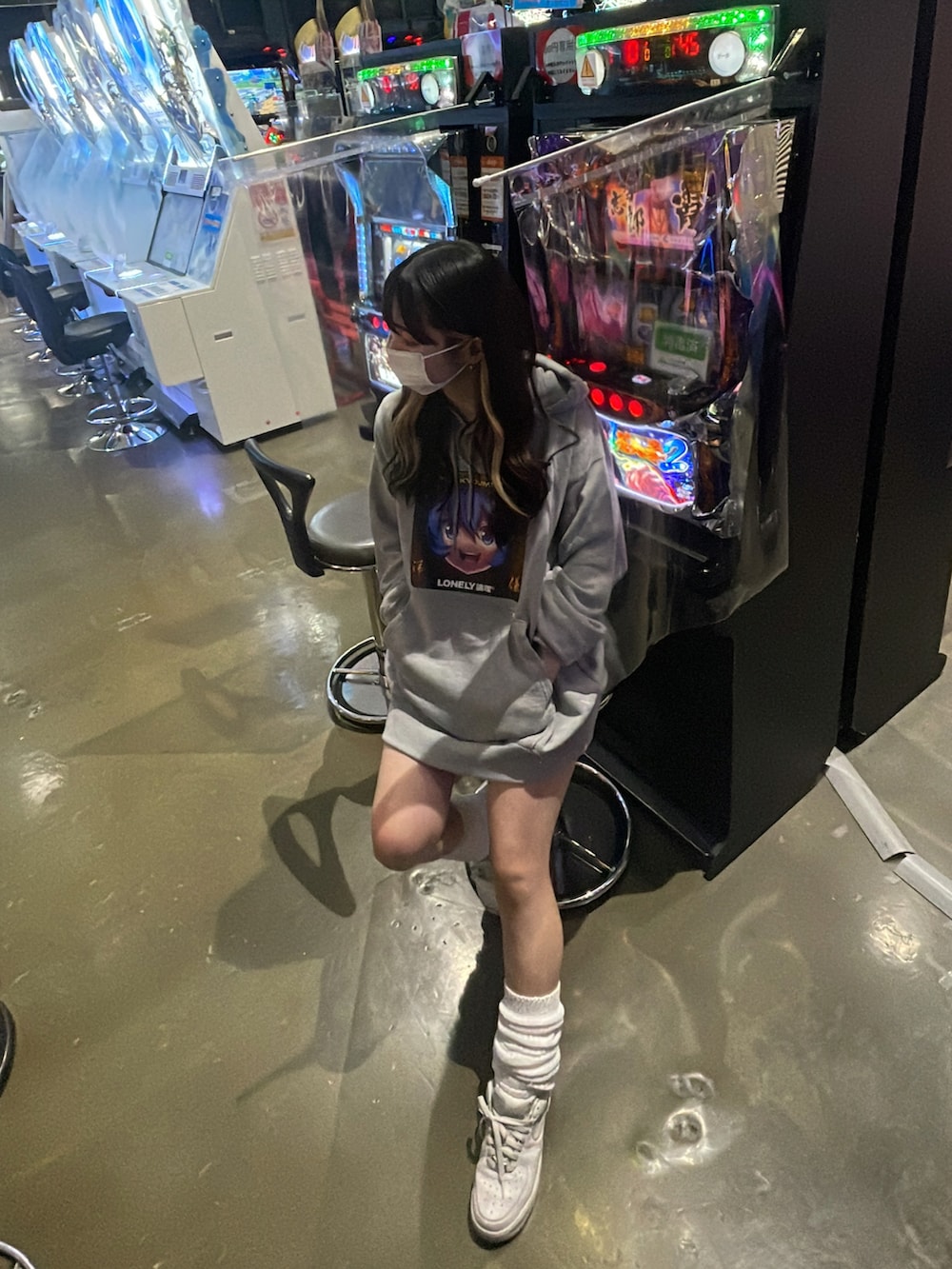 「春コーデ、ラフ、今日のコーデ、休日スタイル、ストリート、ストリートファッション、パーカーコーデ、LONELY 論理」｜「LONELY/論理のLONELY論理/ロンリー/【別注】フェイスグラフィックパーカー（パーカー、グレー系）」を使った、moneさん（レディース・160cm）の春コーディネートの2枚目の写真