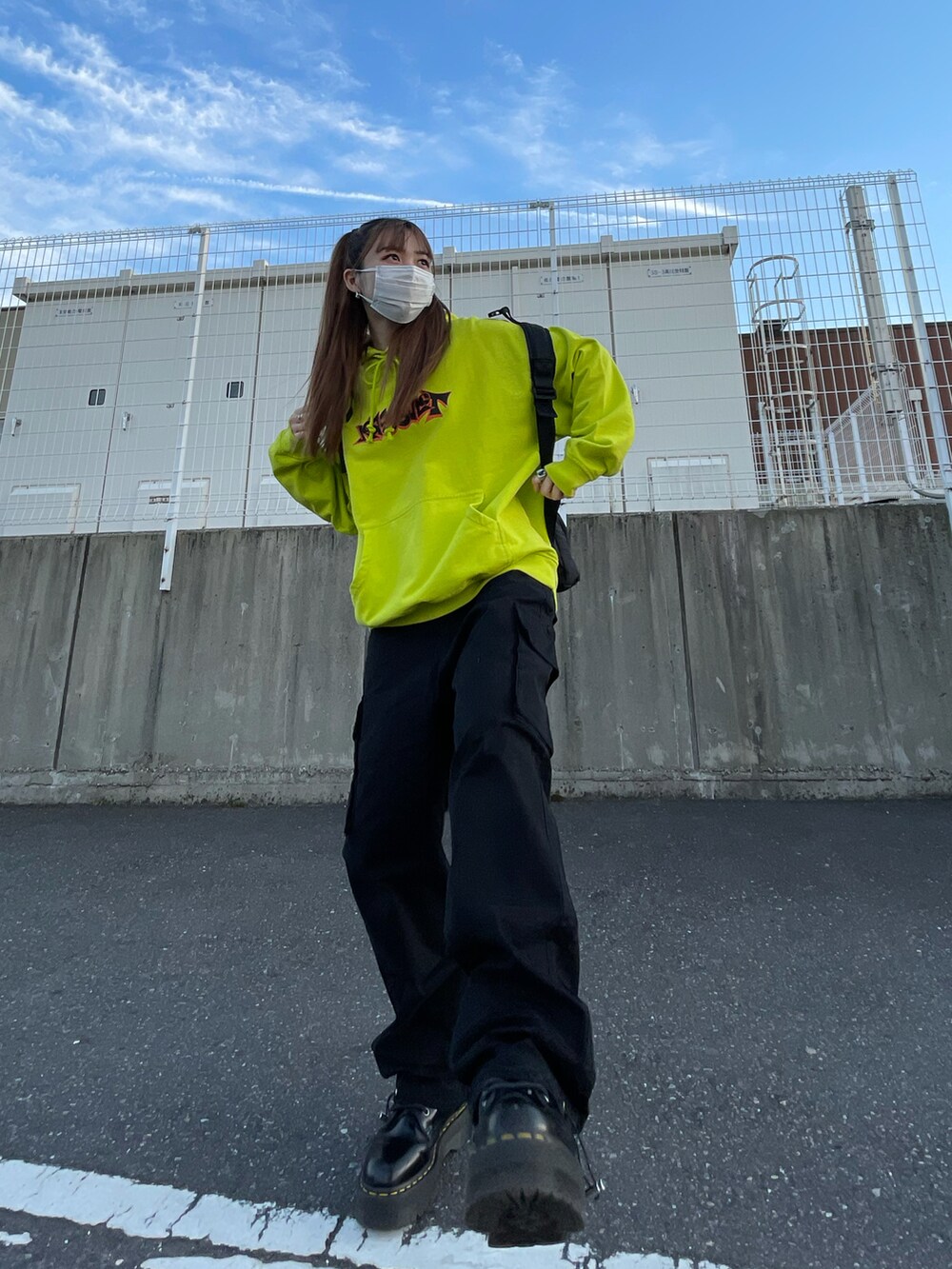 「カジュアル、ストリート、スケボー、休日コーデ、パンツスタイル、ootd、春カラー、ラクチンコーデ、今日のコーデ、rassvet」｜「RASSVET / PACCBETのRASSVET/ラスベート/スウェットパーカー/PRINTED HOODIE（パーカー、イエロー系）」を使った、moneさん（レディース・160cm）の春コーディネートの2枚目の写真