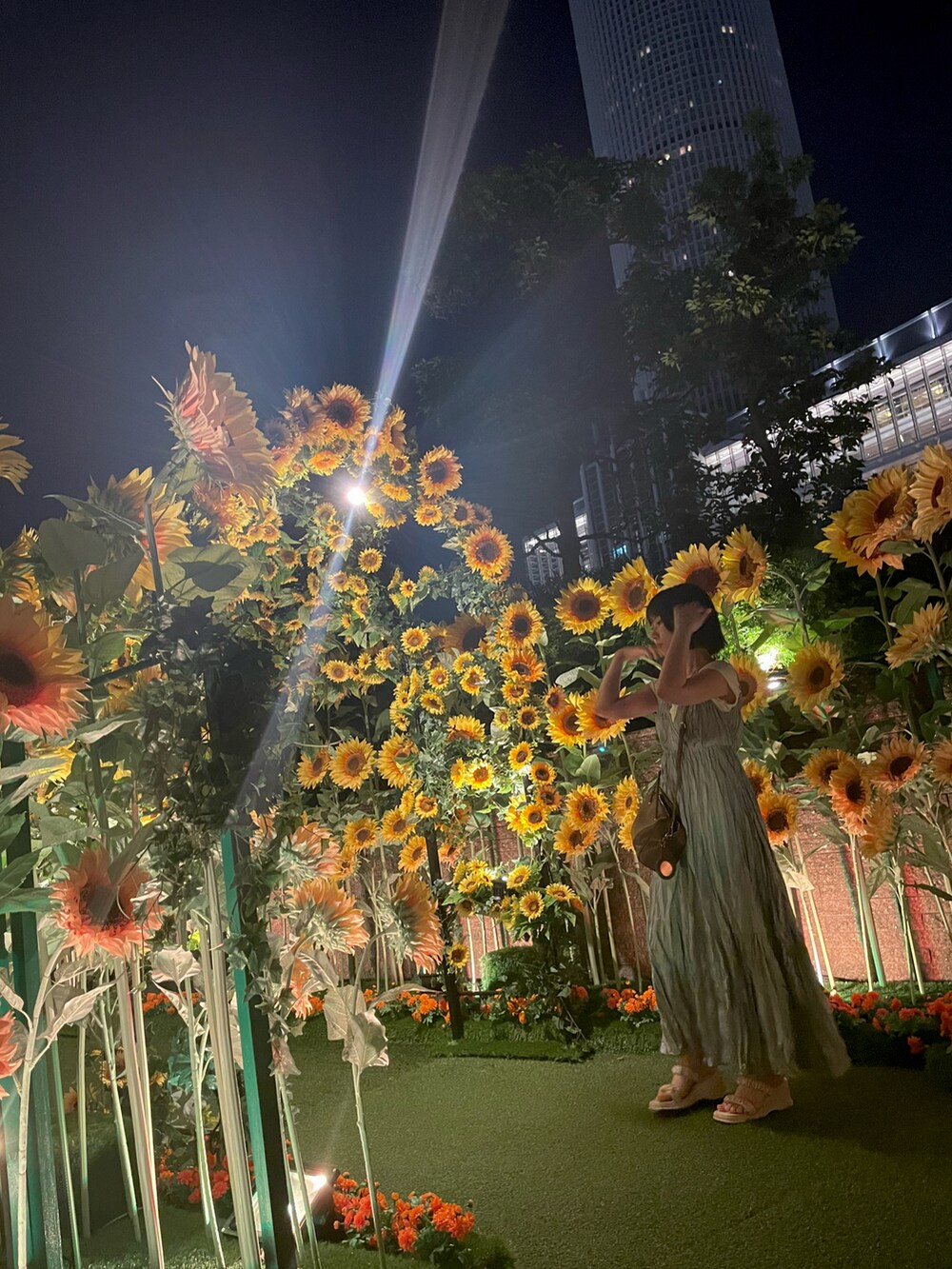 ブルー系のワンピース、ホワイト系のTシャツ/カットソー、ホワイト系のサンダルを着用したレディースの夏コーディネートの2枚目の写真