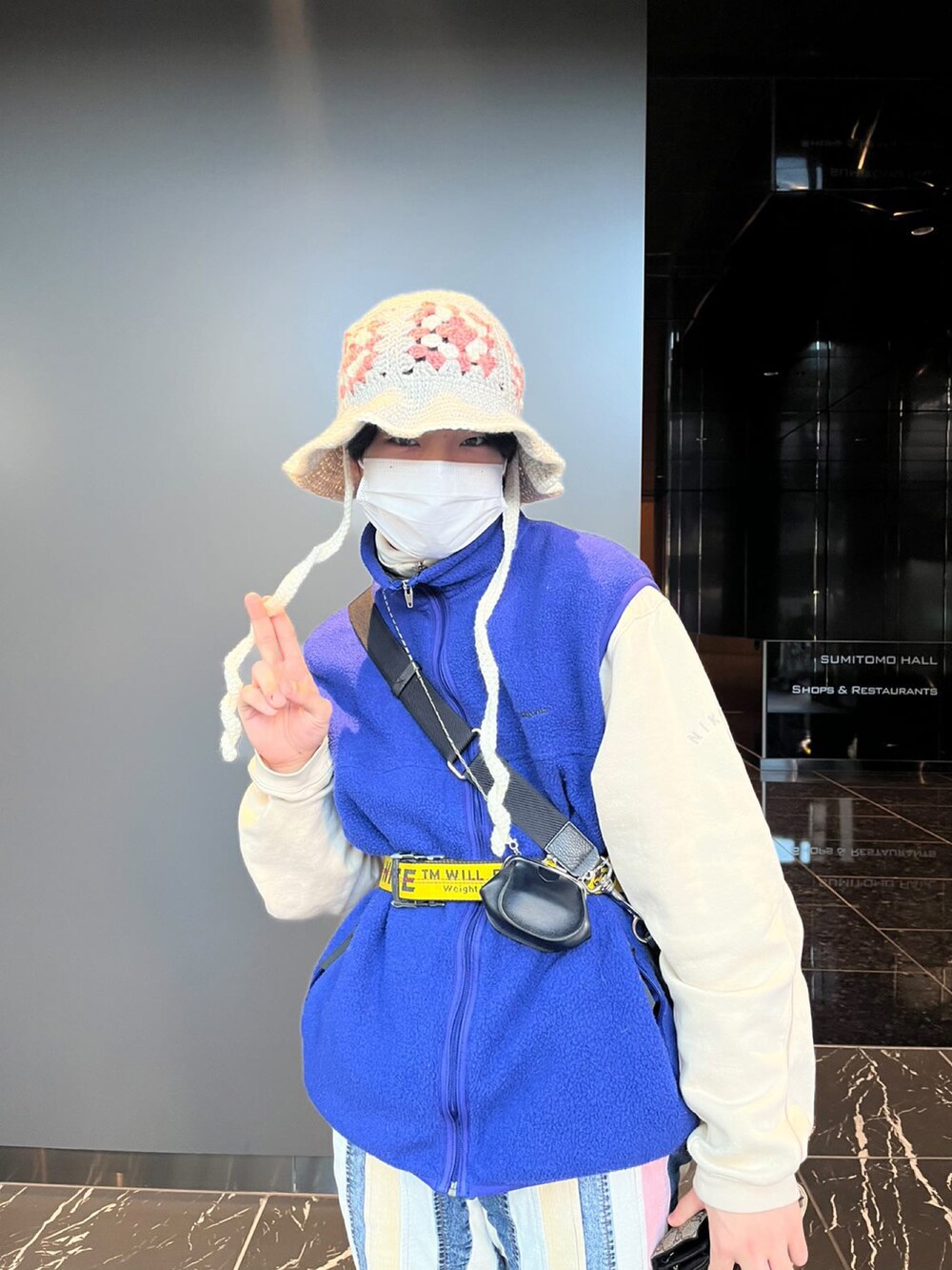 ベージュ系のニットキャップ/ビーニーを着用したメンズの春コーディネートの2枚目の写真