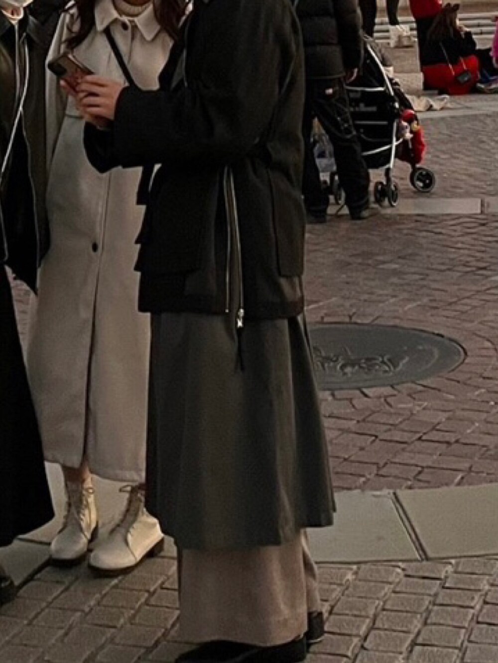 ブラック系のブーツを着用したメンズの冬コーディネートの2枚目の写真