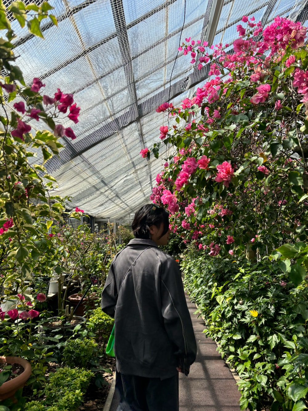 グレー系のスウェットパンツ、グレー系のスウェットを着用したメンズの春コーディネートの2枚目の写真