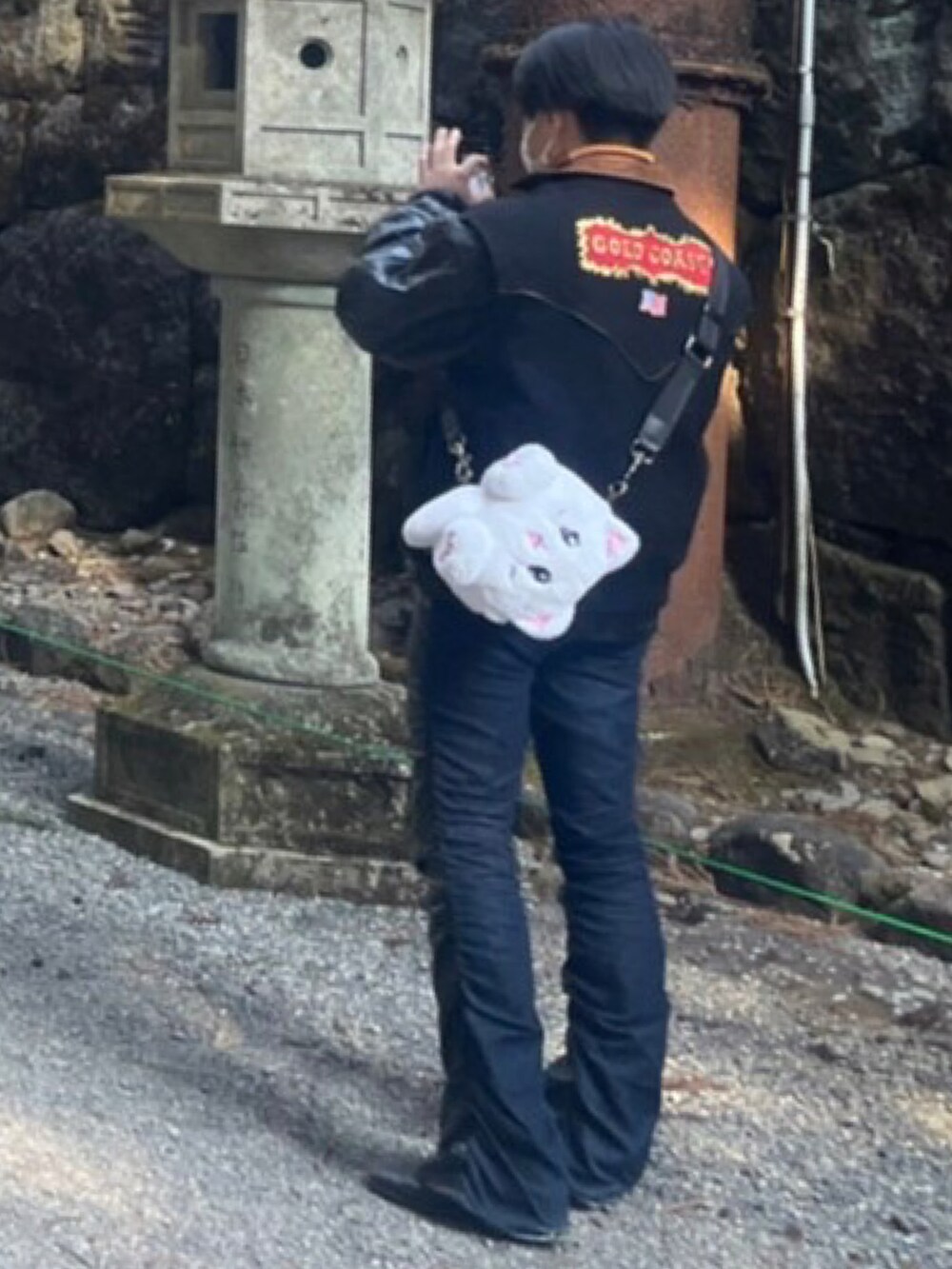 ブラック系のブーツを着用したメンズの冬コーディネートの2枚目の写真