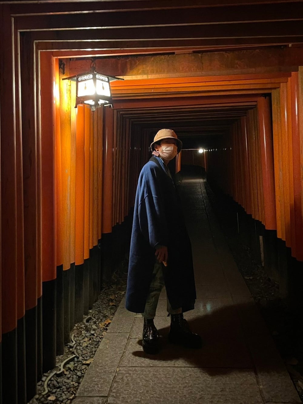 ブラック系のその他アウターを着用したメンズの秋コーディネートの2枚目の写真