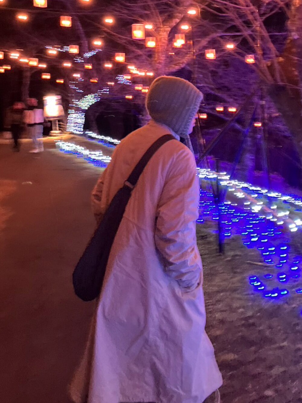 ホワイト系のその他アウター、ブラウン系のその他パンツ、ブラック系のショルダーバッグを着用したメンズの冬コーディネートの3枚目の写真