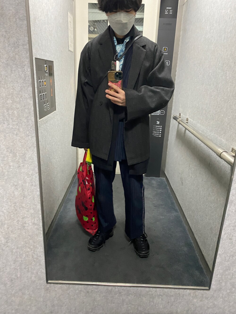 ブルー系のその他パンツ、ブラック系のブルゾン、ブルー系のテーラードジャケットを着用したメンズの冬コーディネートの2枚目の写真