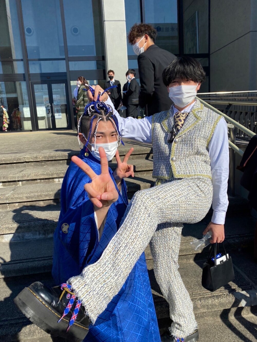 ホワイト系のスーツベストを着用したメンズの冬コーディネートの2枚目の写真