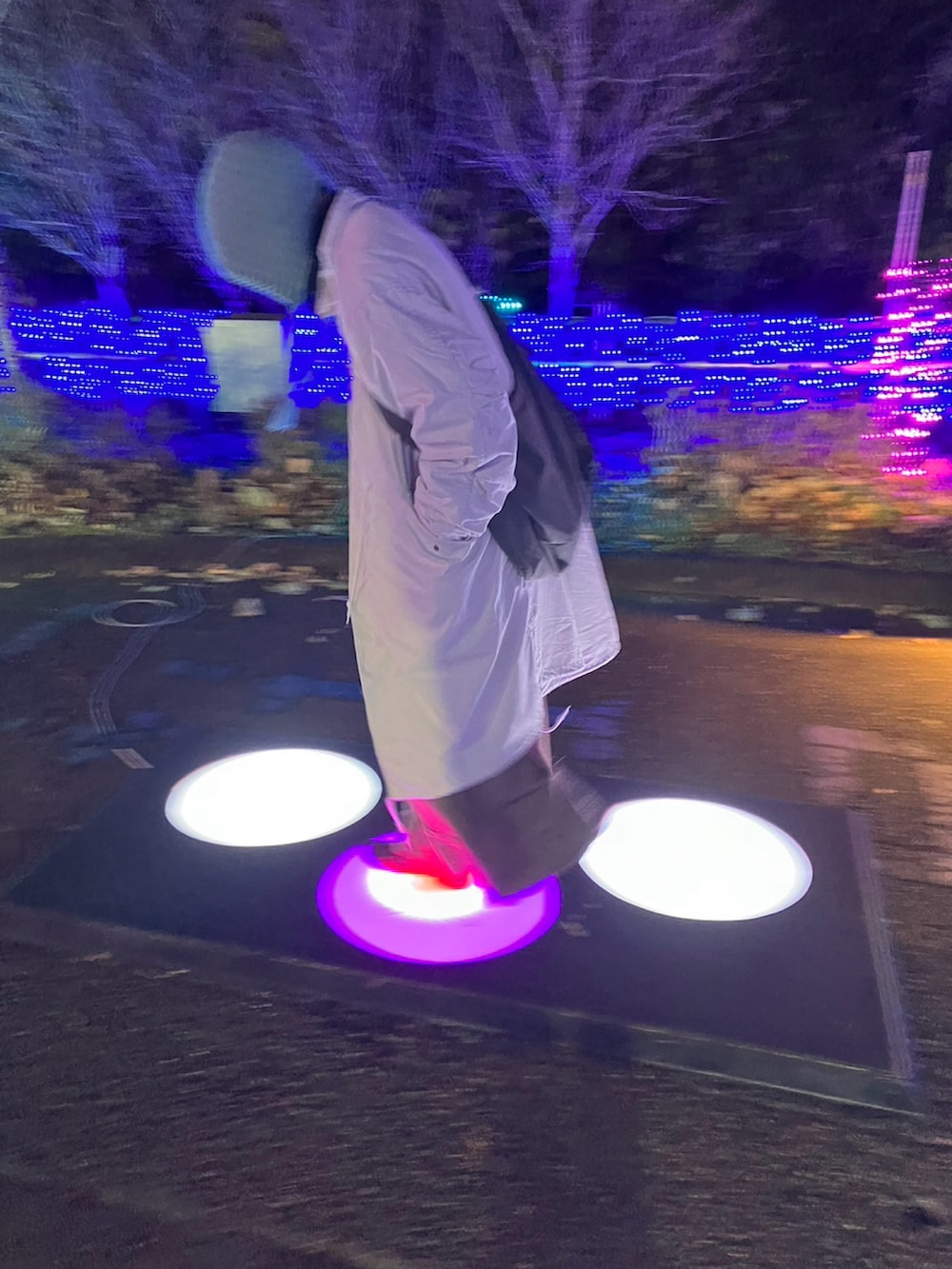 ホワイト系のその他アウター、ブラウン系のその他パンツ、ブラック系のショルダーバッグを着用したメンズの冬コーディネートの2枚目の写真