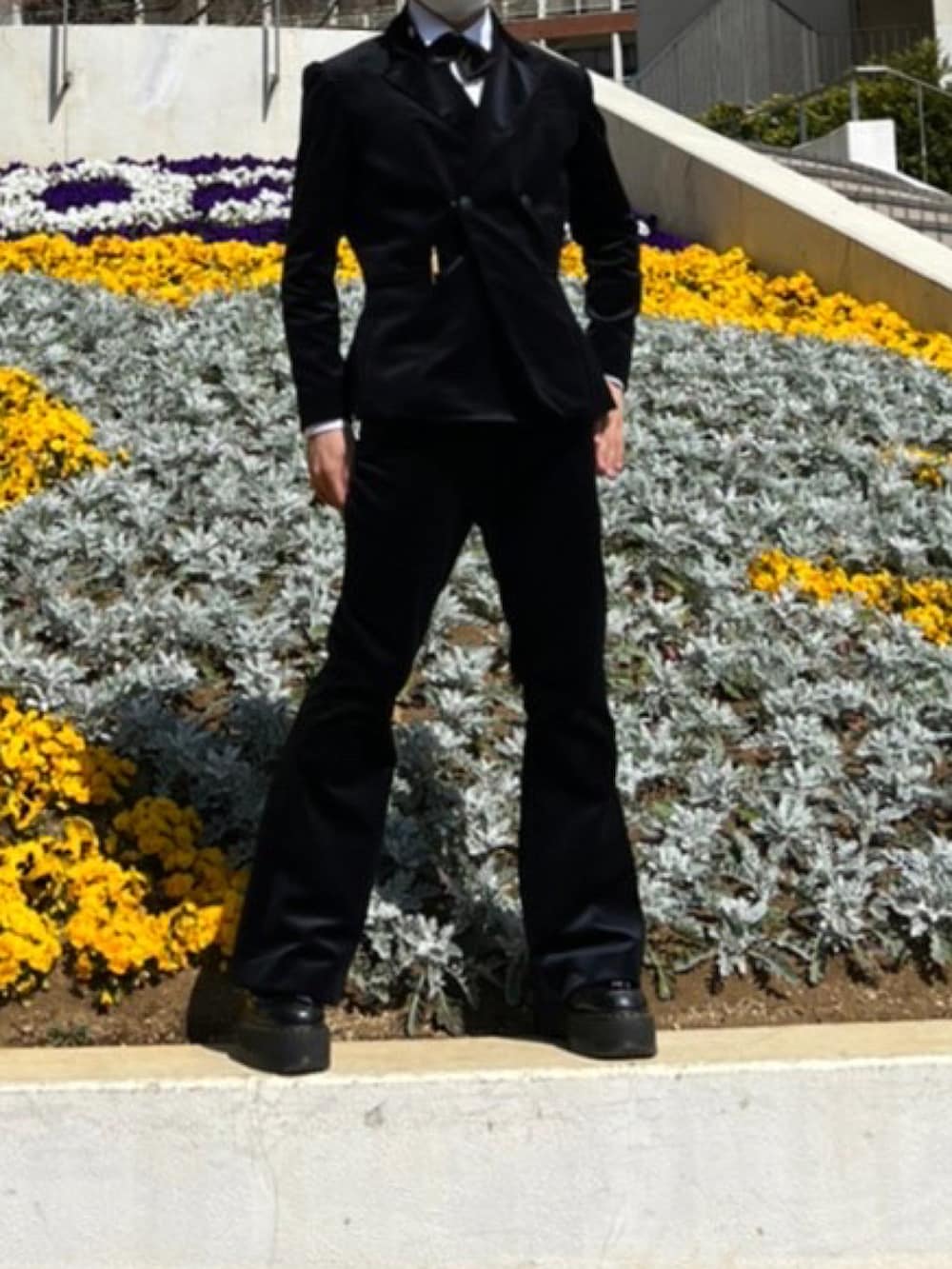 ブラック系のスーツパンツを着用したメンズの春コーディネートの2枚目の写真