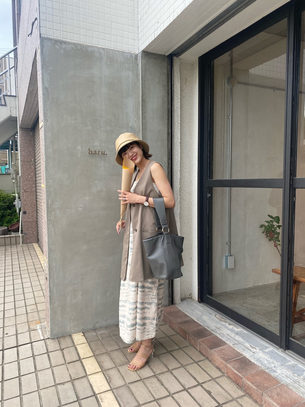 その他のワンピース、グレー系のトートバッグ、グレー系のベストを着用したレディースの夏コーディネートの2枚目の写真