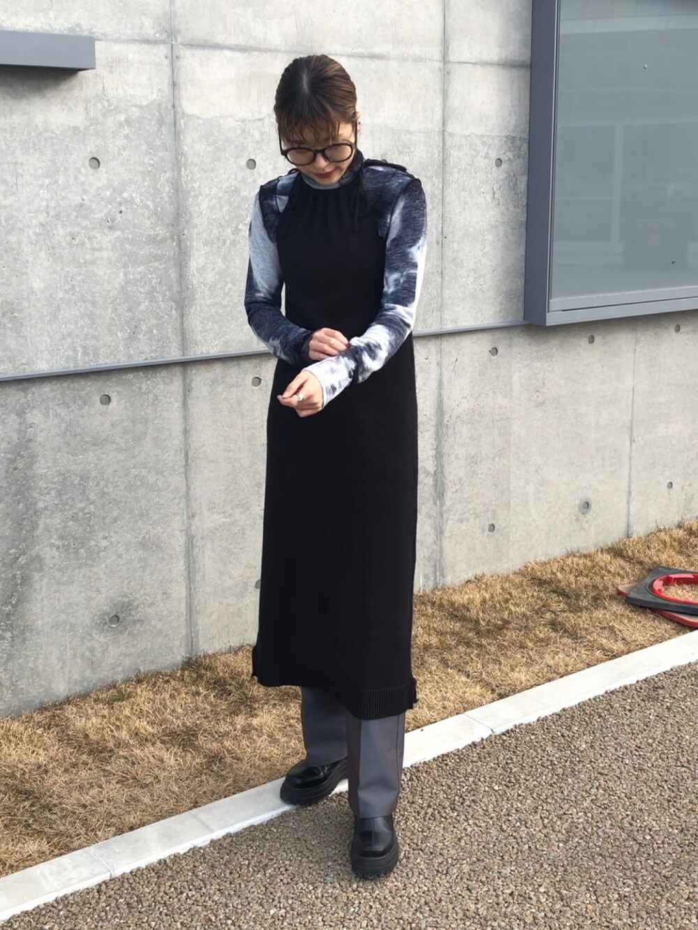 「ワントーンコーデ、モノトーン、メガネ女子、レイヤードスタイル、オトナカジュアル、シンプル、春先取り、キレイめ、アパレルスタッフ」｜「THROW by SLYの【THROW】HW C/P FLARE PT/ハイウエストセンタープレスフレアパンツ（スラックス、ブラウン系）」を使った、ちひろさん（レディース・157cm）の冬コーディネートの2枚目の写真