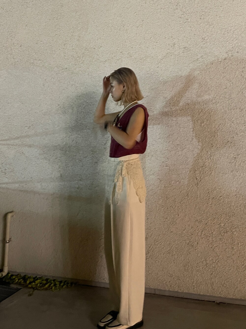 ホワイト系のパンツを着用したレディースの秋コーディネートの2枚目の写真