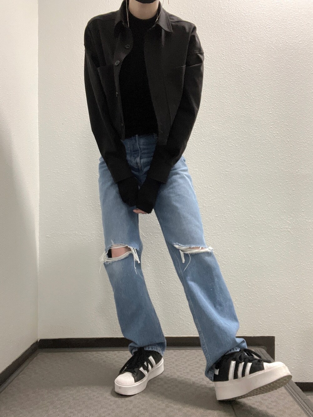 ブラック系のTシャツ/カットソー、グレー系のチェスターコート、ブラック系のシャツ/ブラウスを着用したレディースの冬コーディネートの2枚目の写真