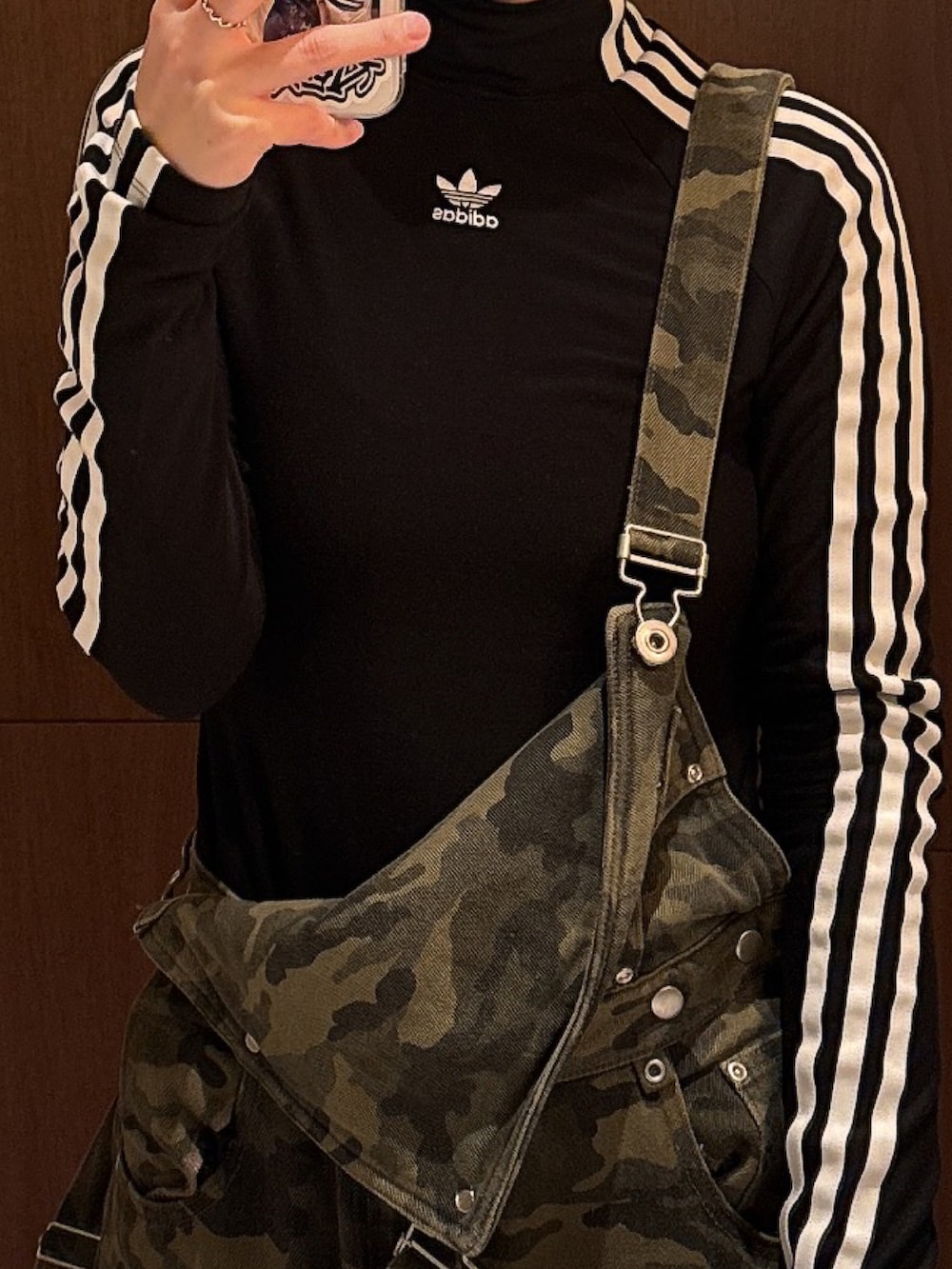 ブラック系のTシャツ/カットソー、ブラック系のテーラードジャケット、ブラック系のMA-1を着用したレディースの冬コーディネートの2枚目の写真