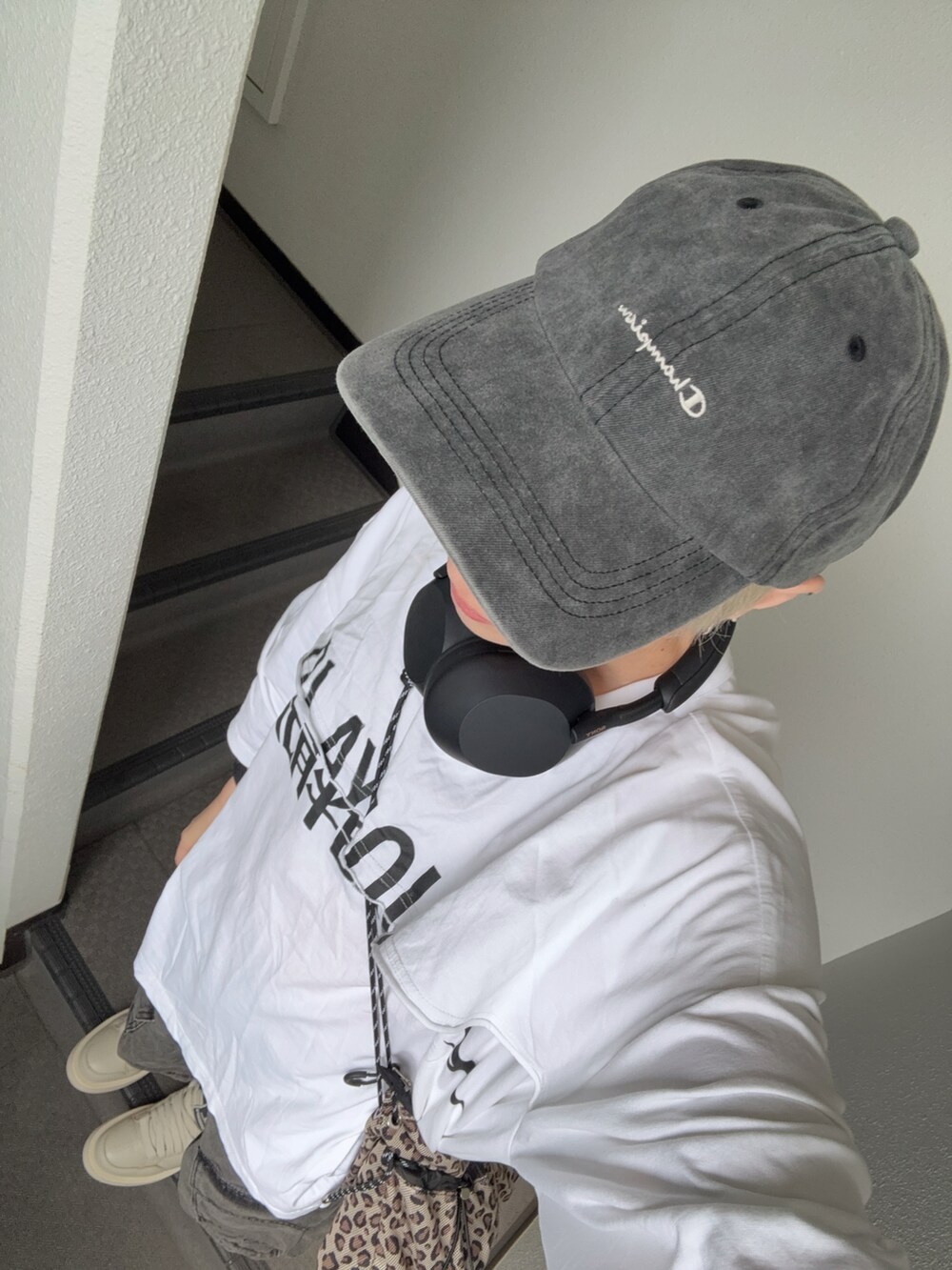 ホワイト系のTシャツ/カットソー、ブラウン系のバッグ、ブラック系のカーゴパンツを着用したレディースの夏コーディネートの2枚目の写真
