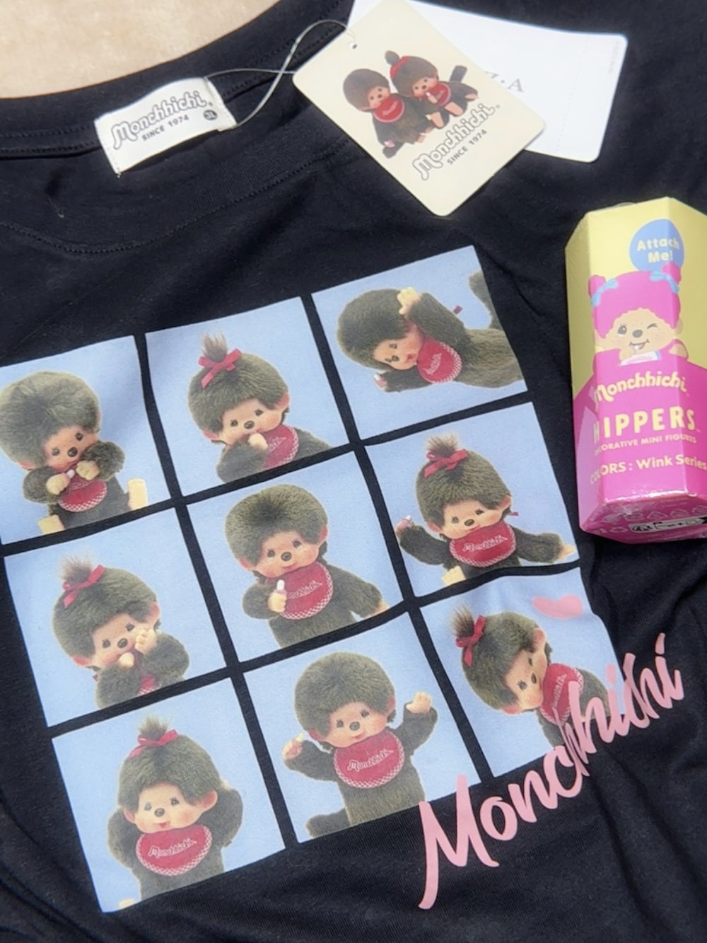 ブラック系のTシャツ/カットソー、グレー系のショルダーバッグ、グレー系のパンツを着用したレディースの秋コーディネートの2枚目の写真