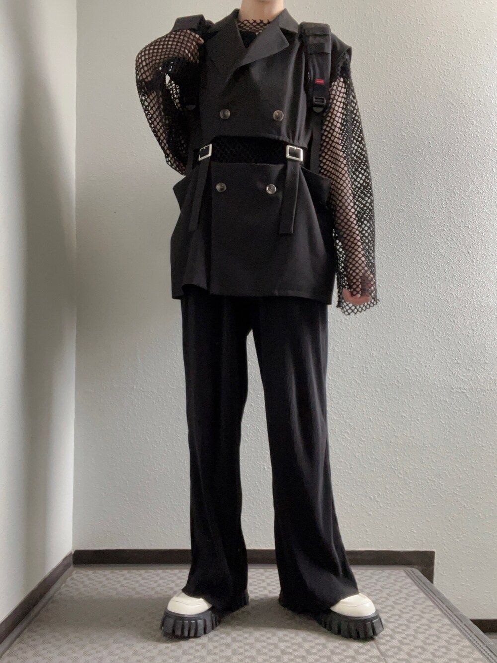 ブラック系のTシャツ/カットソー、ブラック系のテーラードジャケット、ブラック系のスラックスを着用したレディースの夏コーディネートの2枚目の写真